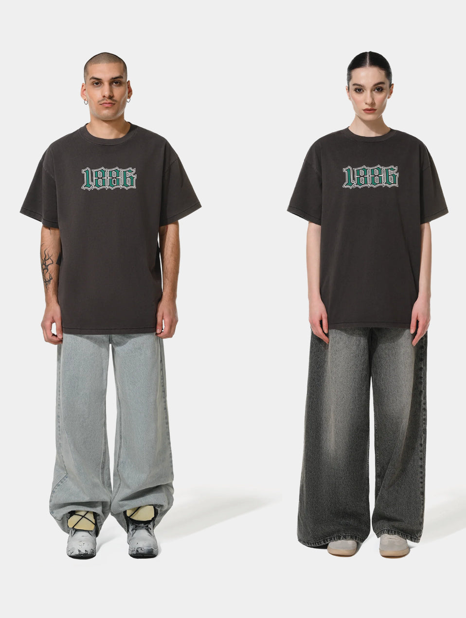 1886 SCRIPTED STORY T-SHIRT - DARK GREY