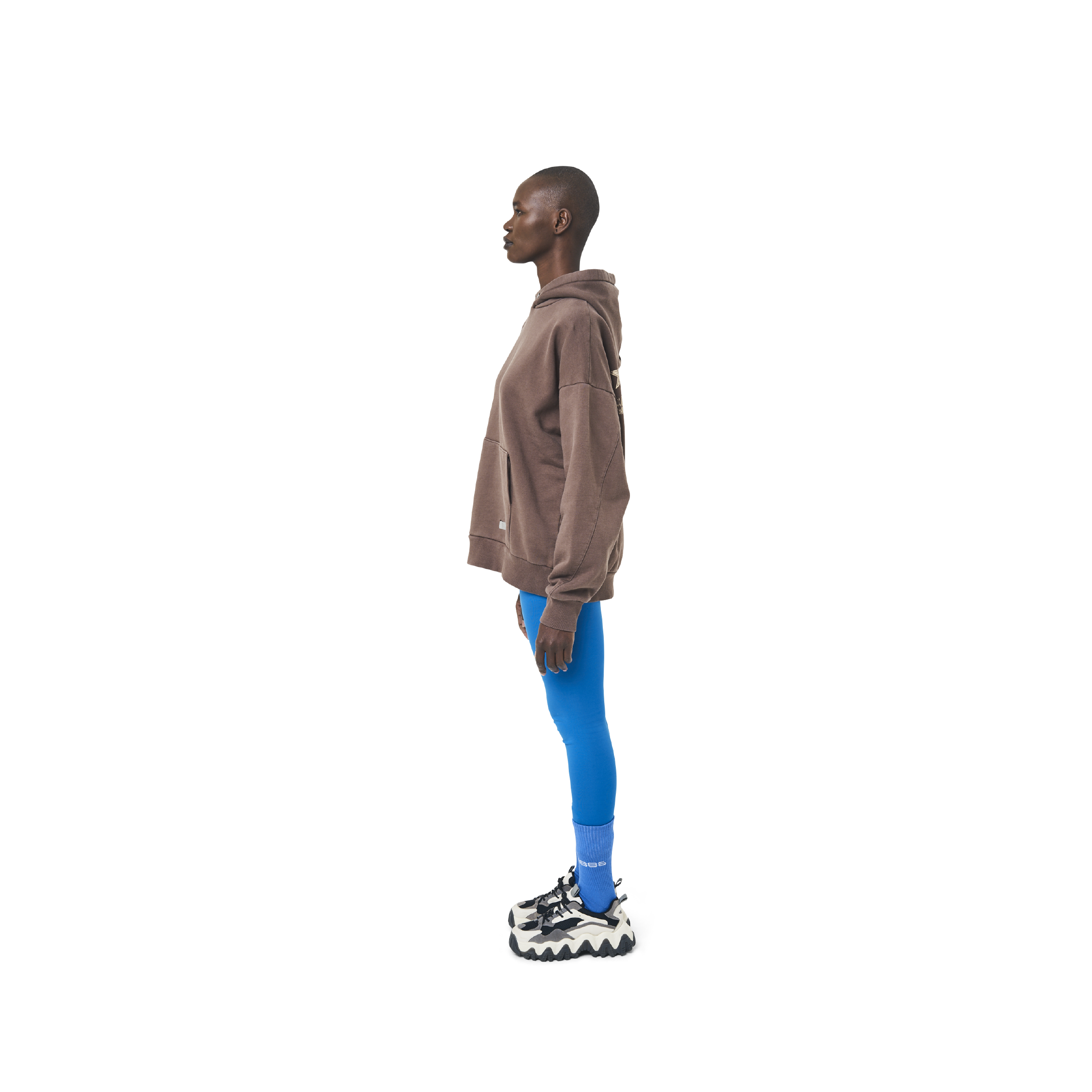 Long sleeves oversize cut hoodie in washed brown color fabric featuring 1886 print at back. 1886 logo embroidered at kangaroo pocket. A button on the hood. Rib knit at cuffs and hem